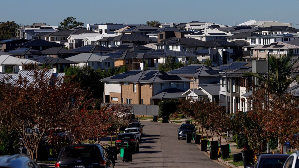 Australia Housing Market Slumps Further as Home Prices Fall for Fifth Straight Month