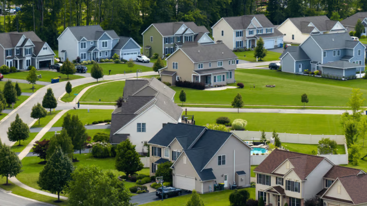 US Home Listing Prices Fall for 10th Straight Month as Buyers Gain More Leverage