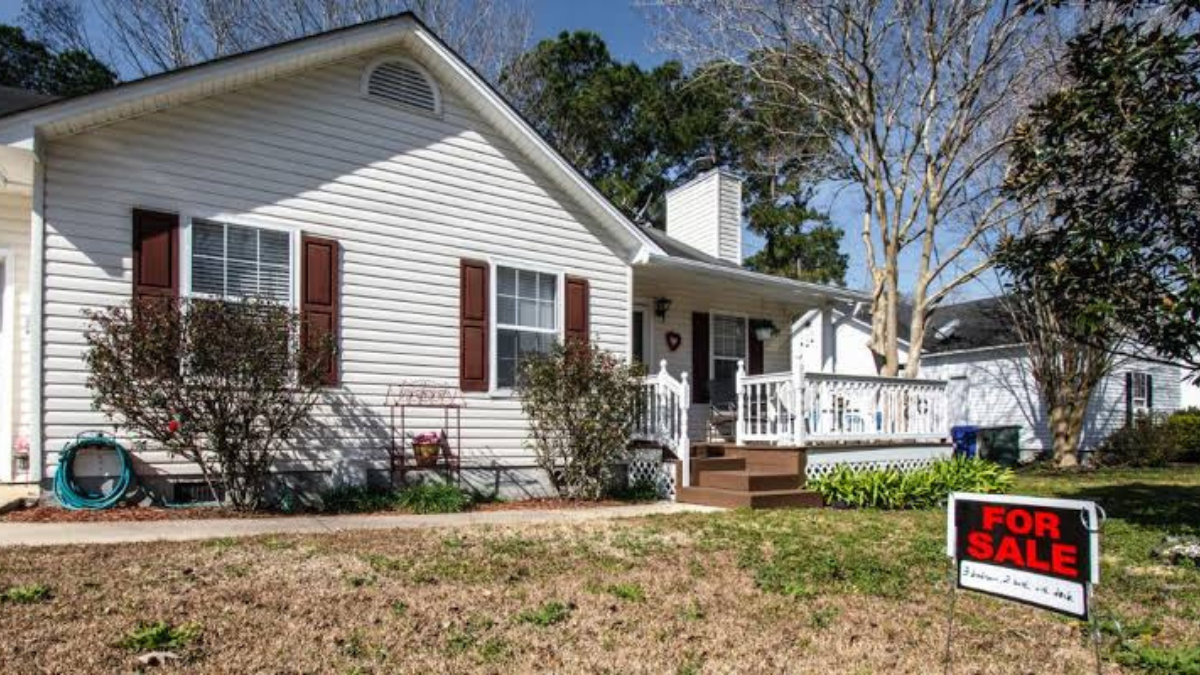 US Home Sellers Increase Price Cuts as Buyer Demand Cools