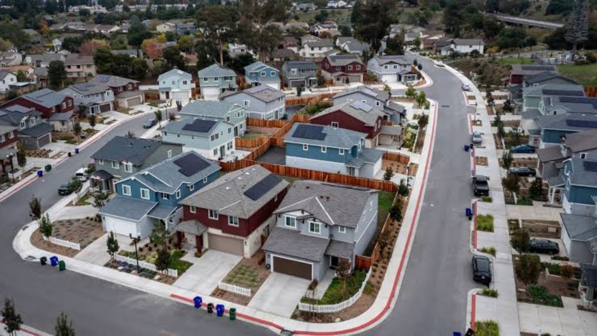 US Home Delistings Fall 12.6% as Sellers Stay in the Market