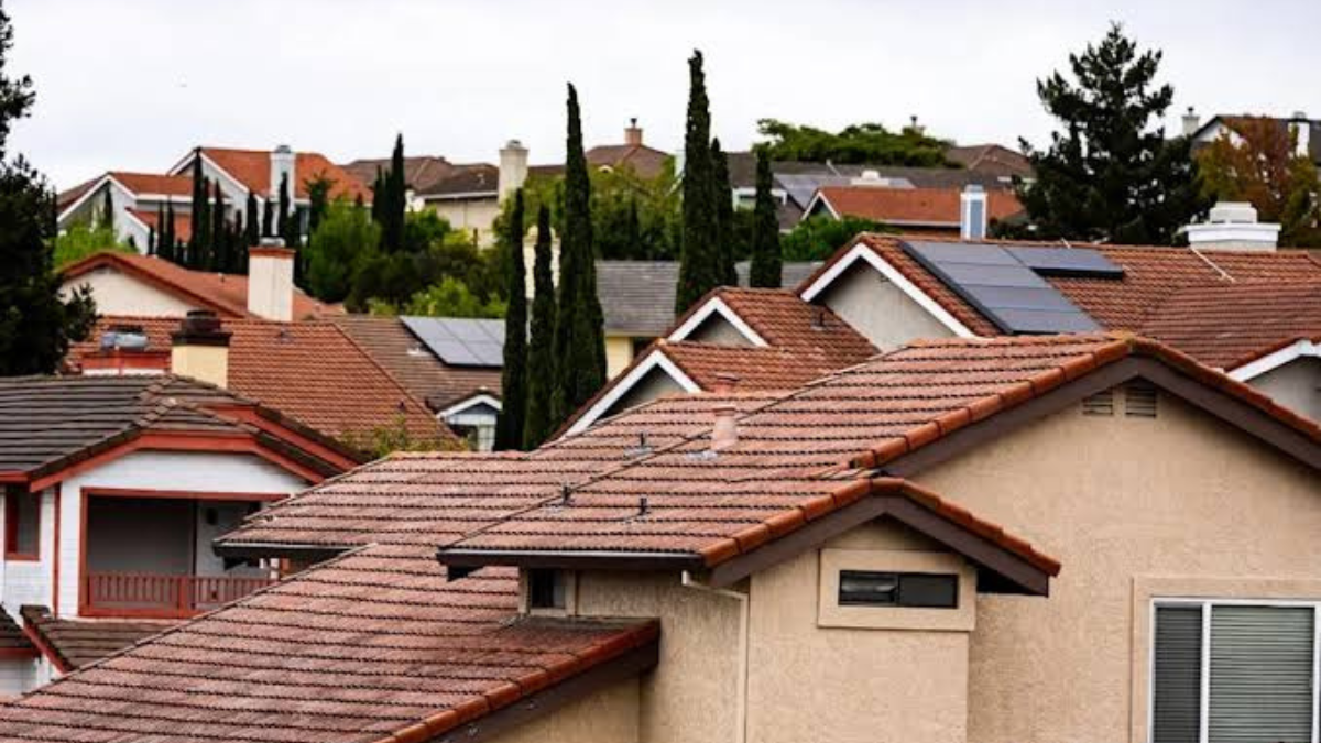 US Mortgage Rates Hit 7.5% as Homebuyer Demand Slows and Price Cuts Rise