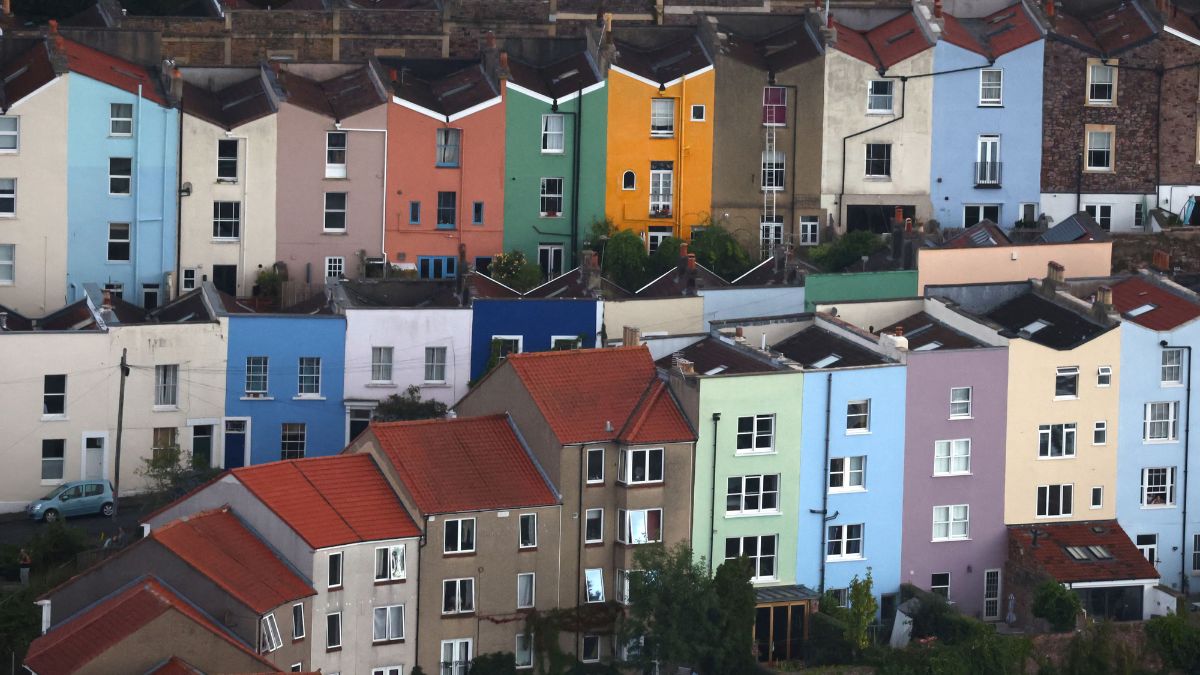 UK House Prices Flat in September at £298,441: Lloyds