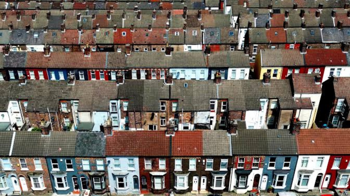 UK House Price Balance Falls to -32% as Rate Fears Return